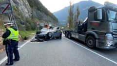 Nach dem Überschlag kam das Auto am Dach liegend auf der Fahrbahn zum Stillstand. (Bild: zoom.tirol)