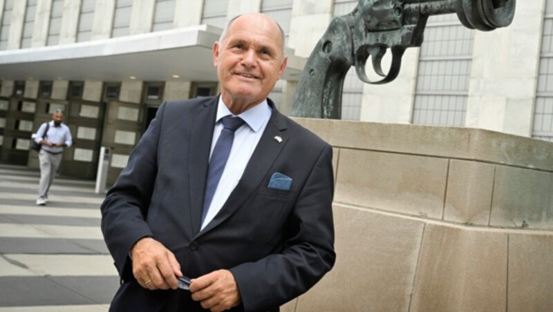 Sobotka vor dem UNO-Gebäude in New York (Bild: Parlamentsdirektion/Johannes Zinner)