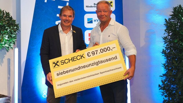 Christoph Henneis (SPORTLAND Niederösterreich) und Charly Zöchling (Raiffeisenlandesbank) freuen sich über 97.000 Euro. (Bild: ProFilms by Kevin Hackner e.U.)