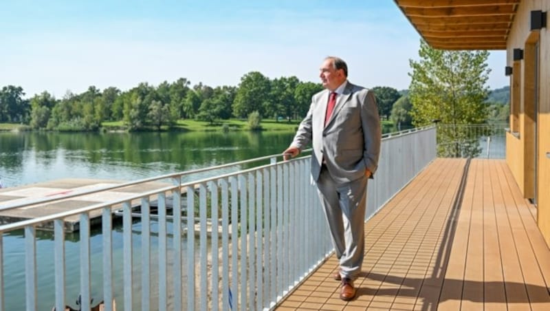 Das Gebäude erstrahlt in neuem Glanz, darf Linz-AG-General Erich Haider zurecht zufrieden über den See blicken. (Bild: Dostal Harald)