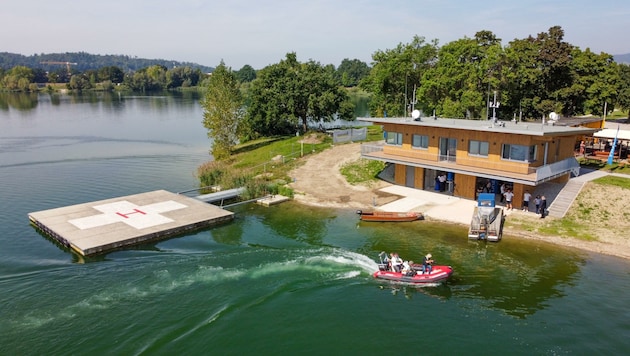 SP-Stadtchef Klaus Luger: „Der moderne Holzbau fügt sich perfekt in die Uferlandschaft ein und ist ein Blickfang für alle, die von außen darauf schauen.“ (Bild: Dostal Harald)