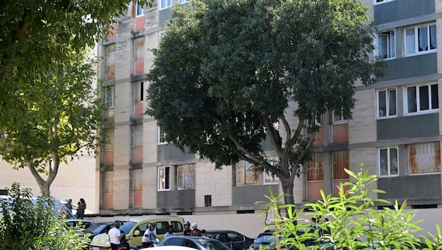 In diesem Haus in Marseille wurde eine 24-Jährige erschossen. Eine Kugel hatte die Wand durchschlagen. (Bild: AFP)