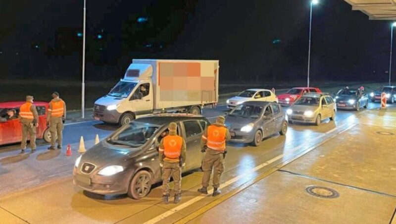 In Klingenbach durchbrach am Dienstag in den frühen Morgenstunden ein Schlepper die Grenze. (Bild: Schulter Christian, Krone KREATIV)