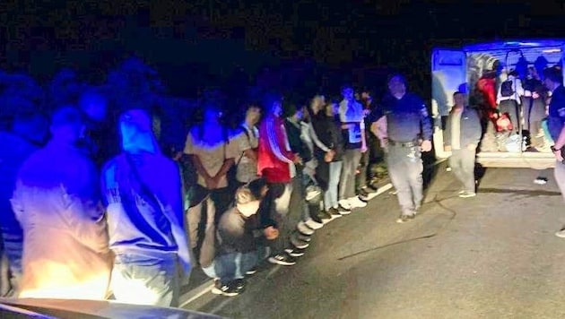 Nach wilder Flucht wurde der illegale Transport von 42 Flüchtlingen nahe Oslip gestoppt. (Bild: Schulter Christian, Krone KREATIV)