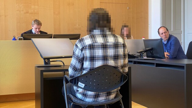 Der Angeklagte vor Gericht. (Bild: Chantall Dorn, Krone KREATIV)