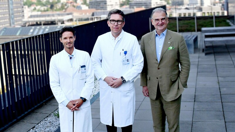 Die Transplantationsspezialisten Schneeberger und Brandacher mit Rektor Wolfgang Fleischhacker von der Med-Uni Innsbruck (v.li.) (Bild: Med-Uni IBK/D. Bullock)
