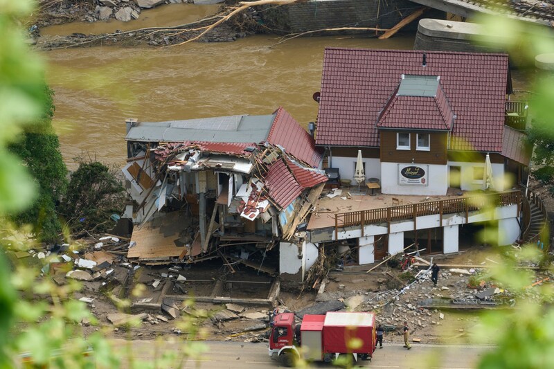 Im Ahrtal wurden ganze Häuserfronten weggerissen. (Bild: APA/dpa/Thomas Frey)