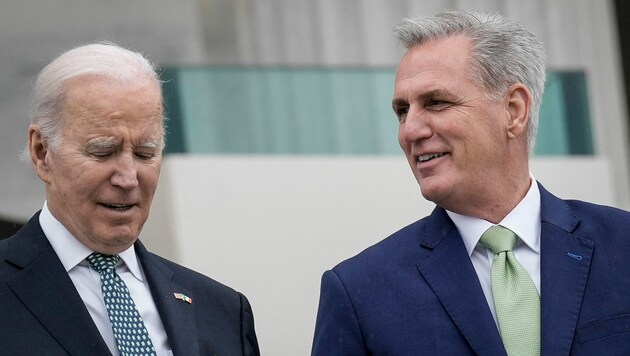 US-Präsident Joe Biden (li.) mit Parlamentschef McCarthy (Bild: APA/Getty Images via AFP/GETTY IMAGES/Drew Angerer)