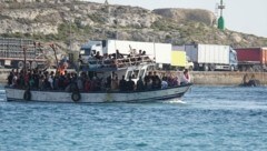 Flüchtlinge im Hafen von Lampedusa (Bild: Twitter/@seawatch_intl)