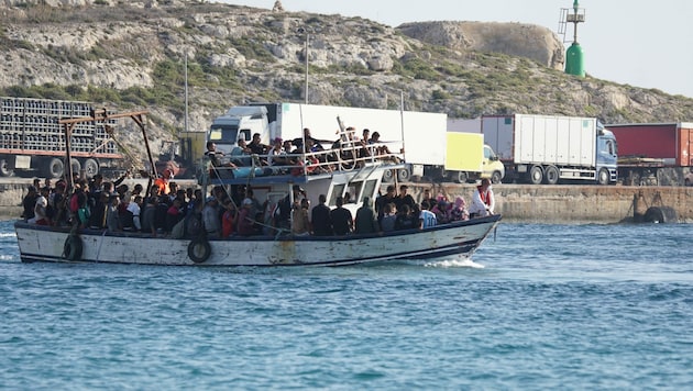 Flüchtlinge im Hafen von Lampedusa (Bild: Twitter/@seawatch_intl)