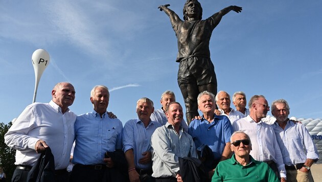 Die Statue von Gerd Müller vor der Arena.