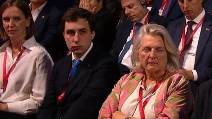 Hier kämpft Ex-Außenministerin Karin Kneissl sichtlich gegen den Schlaf.