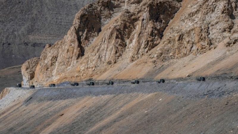 Ein indischer Militär-Konvoi fährt durch das Himalaya-Gebirge. (Bild: AP)