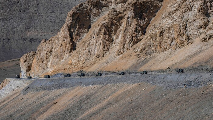 Ein indischer Militär-Konvoi fährt durch das Himalaya-Gebirge.