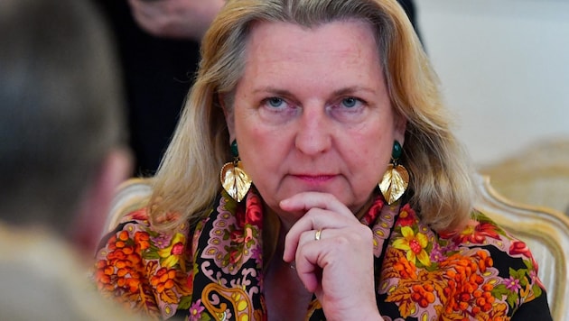Austria's former Foreign Minister Karin Kneissl moved to St. Petersburg last year and revealed herself to be a "huge fan" of Vladimir Putin. (Bild: AFP )