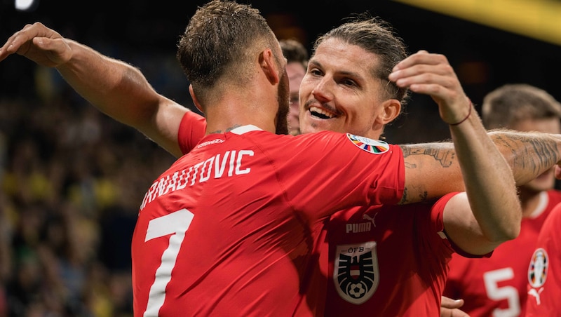 Marko Arnautovic and Marcel Sabitzer were interested in the reasons for Florian Klein and Sebastian Prödl's grades after the 2-0 win against Sweden. (Bild: GEPA pictures)