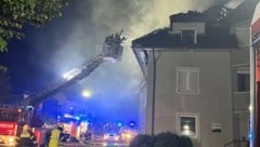 Bei sieben verheerenden Bränden mussten die Feuerwehrleute aus Bleiberg und benachbarten Wehren viel riskieren – und jetzt soll einer von ihnen selbst der Täter gewesen sein! (Bild: FF Arnoldstein)