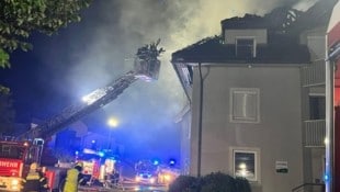 Bei sieben verheerenden Bränden mussten die Feuerwehrleute aus Bleiberg und benachbarten Wehren viel riskieren – und jetzt soll einer von ihnen selbst der Täter gewesen sein! (Bild: FF Arnoldstein)