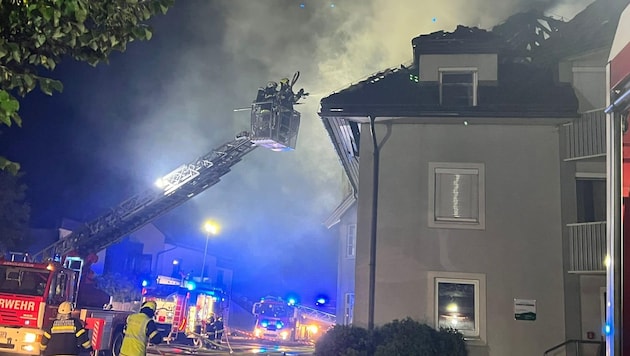 Bei sieben verheerenden Bränden mussten die Feuerwehrleute aus Bleiberg und benachbarten Wehren viel riskieren – und jetzt soll einer von ihnen selbst der Täter gewesen sein! (Bild: FF Arnoldstein)