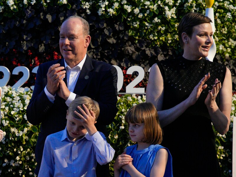 Kronprinz Jacques und Prinzessin Gabriella mit ihren Eltern Fürst Albert und Fürstin Charlene (Bild: Daniel Cole / AP / picturedesk.com)