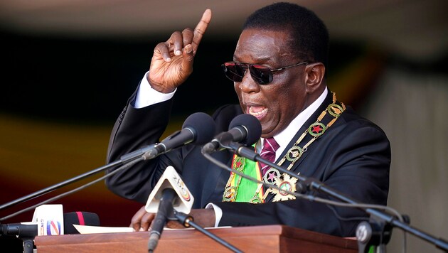 Der wiedergewählte Präsident Emmerson Mnangagwa hat seinen Neffen und seinen Sohn in der Regierung untergebracht. (Bild: AP)