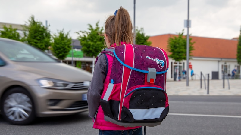 Eltern sollten mit ihrem Nachwuchs bis zum zwölften Lebensjahr in den Ferien den Schulweg üben, rät der VCÖ. Besonders für die rund 90.000 „Taferlklassler“, deren Schulkarriere heuer erst beginnt, und für Kinder, die von der Volksschule in eine andere Bildungseinrichtung wechseln, sei das wichtig. (Bild: Udo Herrmann/stock.adobe.com)