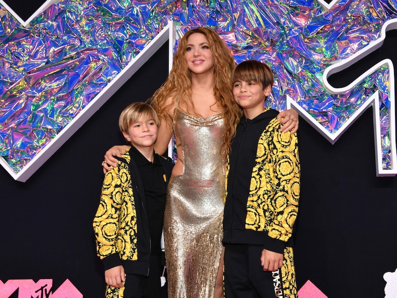 Shakira mit ihren Söhnen Sasha und Milan Pique bei den 2023 MTV Video Music Awards (Bild: APA/Getty Images via AFP/GETTY IMAGES/Noam Galai)