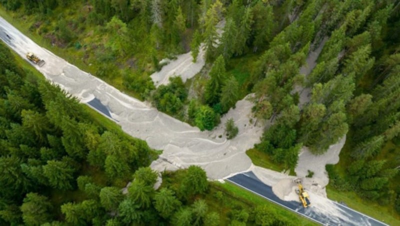 Die Mure, die die B177 und die Bahnstrecke verlegte, war in etwa 250 Meter lang. (Bild: Land Tirol)