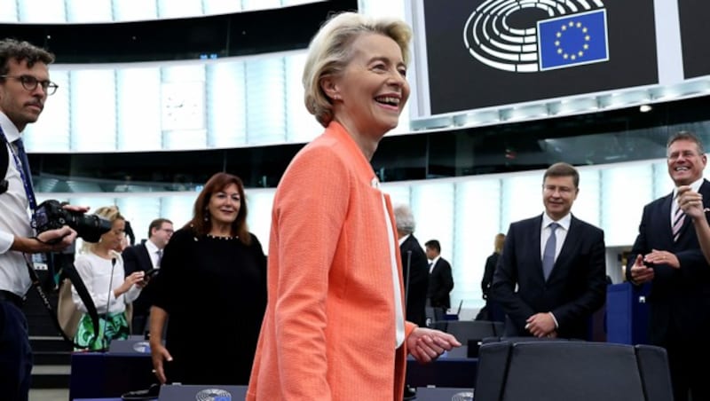 Applaus für die Kommissionschefin im EU-Parlament in Straßburg (Bild: APA/AFP/FREDERICK FLORIN)