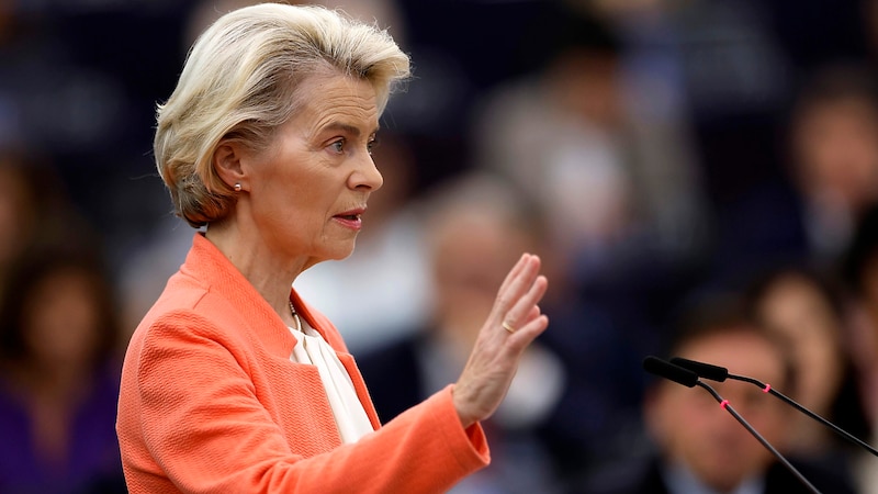 AB Komisyonu Başkanı Ursula von der Leyen Avrupa Birliği'nin durumu üzerine yaptığı konuşma sırasında. (Bild: AP)