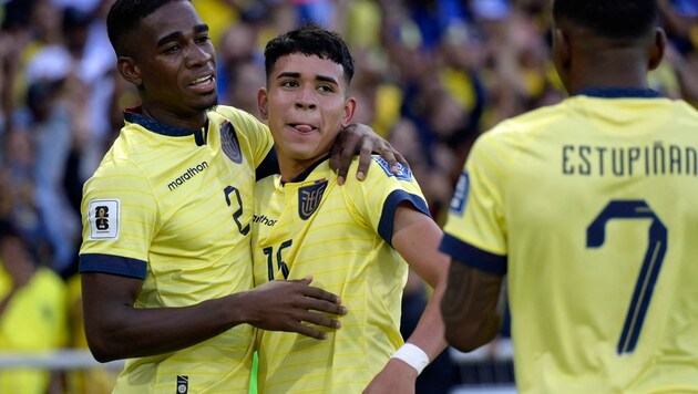 Kendry Páez (Mitte) wird von seinen Teamkollegen gefeiert. (Bild: APA/AFP/Rodrigo Buendia)