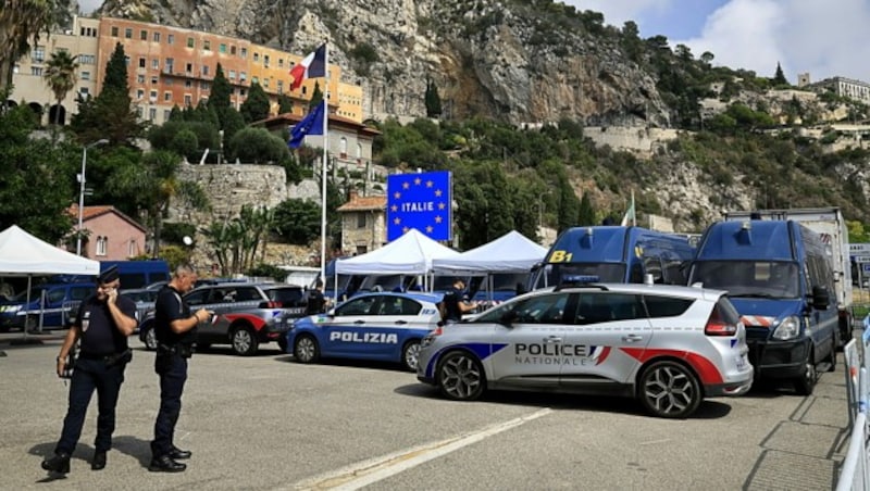 Polizisten in der Nähe der französisch-italienischen Grenze bei Menton (Bild: APA/AFP/Valery HACHE)