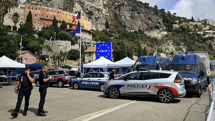 Polizisten in der Nähe der französisch-italienischen Grenze bei Menton