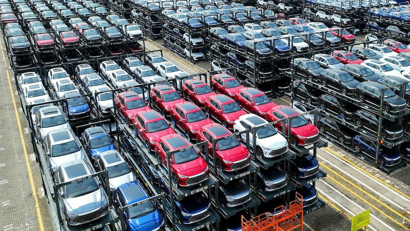 Chinese e-cars about to be shipped (Bild: AFP)