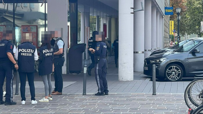 Zahlreiche, auch bewaffnete, Beamte standen im „Einsatz“.