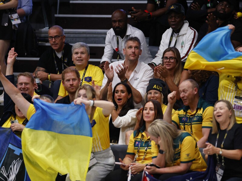 Herzogin Meghan und Prinz Harry beim Match zwischen der Ukraine und Australien (Bild: APA/AFP/Odd ANDERSEN)