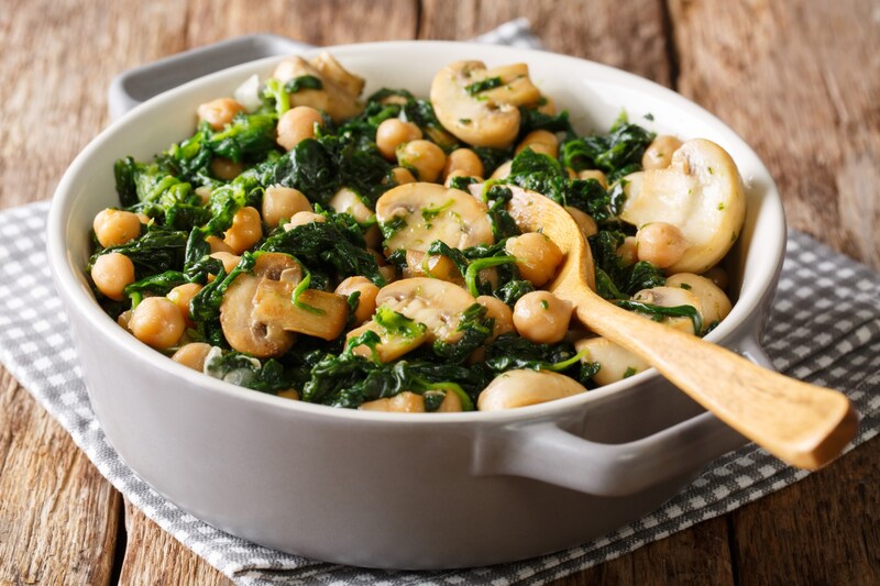 Der Grüne Knollenblätterpilz wird teilweise mit Champignons (Bild) verwechselt. (Bild: FomaA - stock.adobe.com)