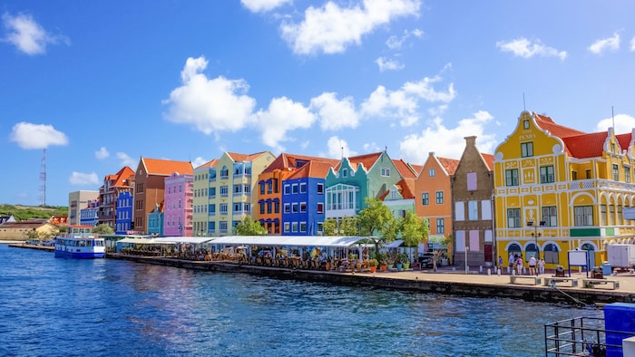 Farbenfroh zeigt sich Willemstad - die Hauptstadt auf Curaçao.