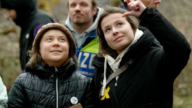 Luisa Neubauer und Greta Thunberg traten auch schon gemeinsam wie hier in Lützerath für das Klima auf. (Bild: APA/dpa/Henning Kaiser)