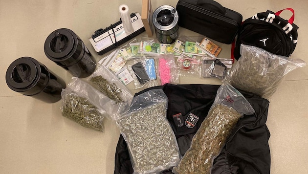 Die Polizei stellte Cannabiskraut, XTC -Tabletten und rund 50.000 Euro Bargeld sicher. (Bild: Polizei Salzburg)
