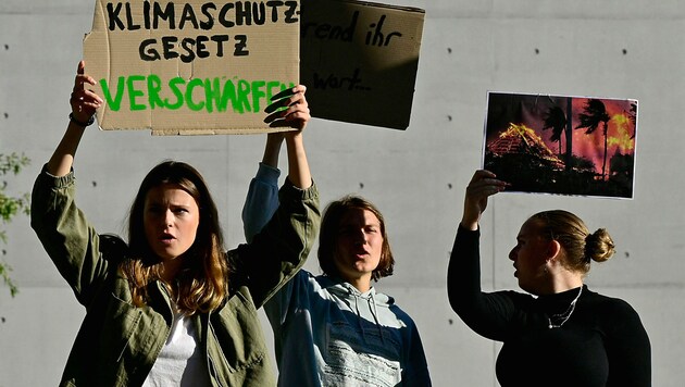 Luisa Neubauer (links) während einer Demonstration vor dem deutschen Parlament (Bild: APA/AFP/John MACDOUGALL)