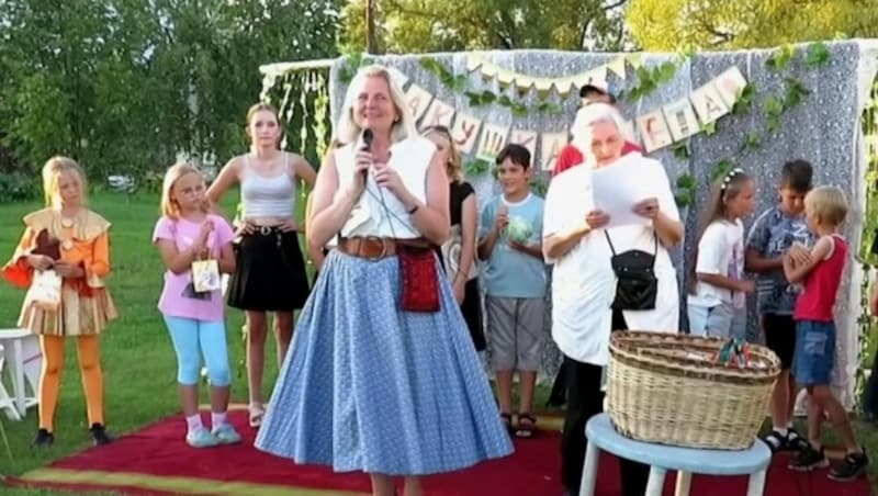 Den Sommer über weilte Kneissl in einem russischen Dorf, lernte die Landessprache und kündigte ein Buchprojekt an. (Bild: kameraOne/VID SBOKU ONLINE MEDIA)