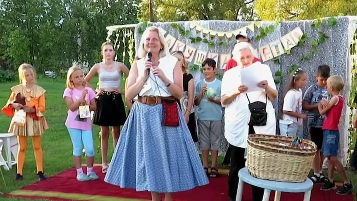 Den Sommer über weilte Kneissl in einem russischen Dorf, lernte die Landessprache und kündigte ...