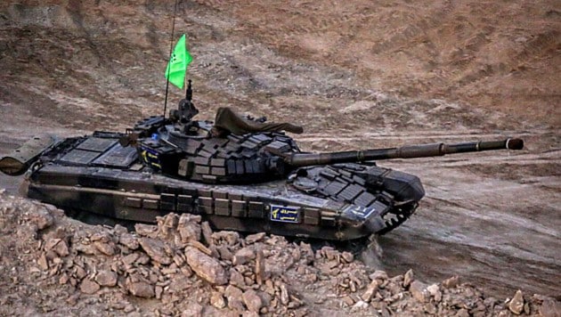 Ein Panzer der Revolutionsgarden während einer Übung im Jahr 2021 (Bild: APA/AFP/SEPAH NEWS)