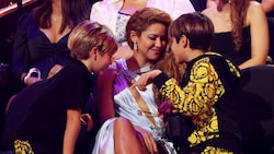 Shakiras Söhne Milan und Sasha begleiteten ihr Mama zu den MTV Video Music Awards. (Bild: APA/Getty Images via AFP/GETTY IMAGES/Mike Coppola)