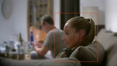 Die Frau spielte ihre Rolle in dem Video perfekt.