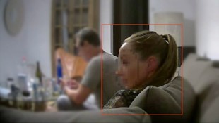 Die Frau spielte ihre Rolle in dem Video perfekt.