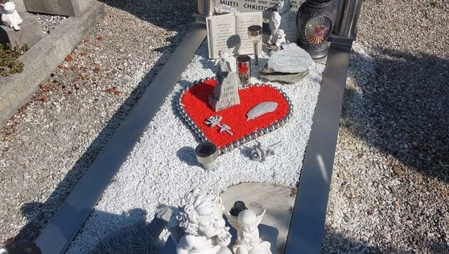 Liebevoll wird Manuels Grab von seiner Familie gepflegt. Am Dienstag haben Diebe die Ruhestätte heimgesucht. (Bild: Facebook)