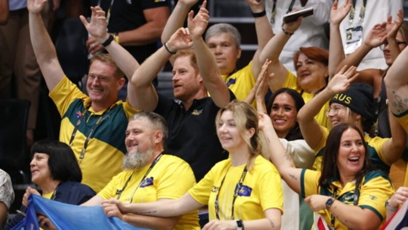 Harry und Meghan schunkeln in der Arena bei den Invictus Games begeistert mit. (Bild: APA/AFP/Odd ANDERSEN)