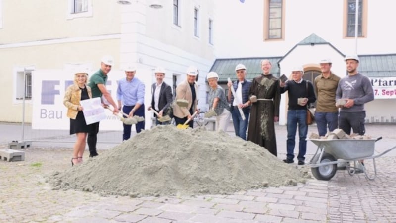 Am Mittwoch erfolgte der offizielle Spatenstich. (Bild: Martin Oberbichler)